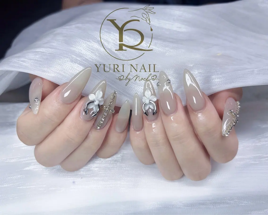 ネイル ハンドネイル フットネイル ハンドケア YURI Nail NARITAのネイルデザイン