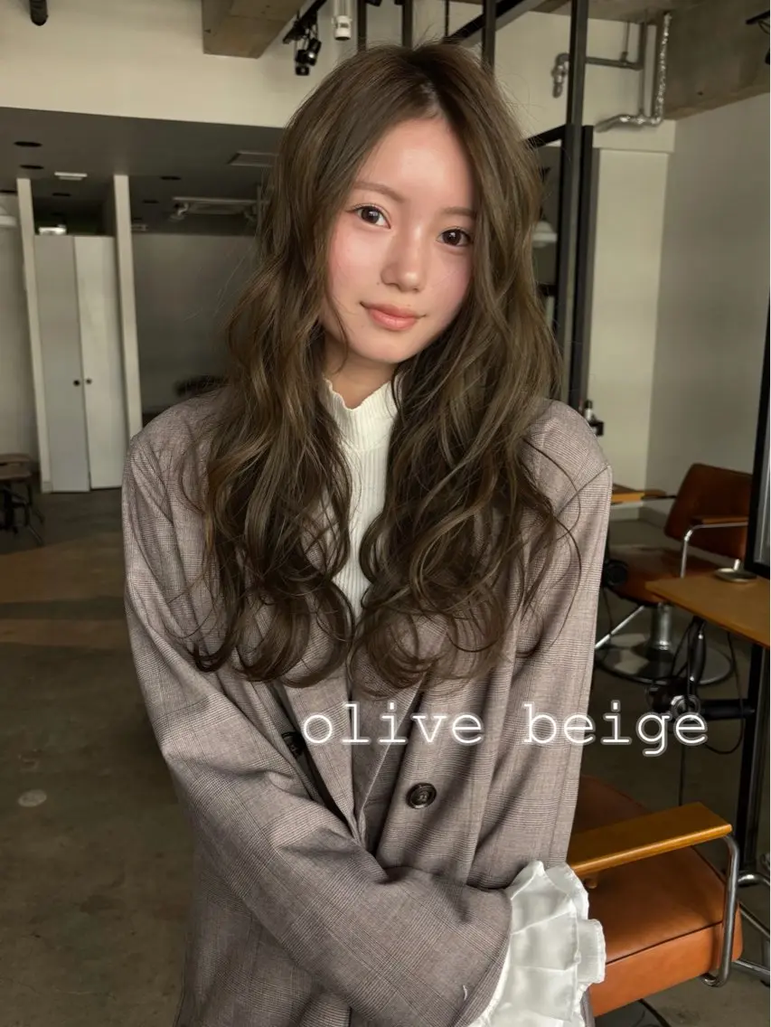 ロング カラー グレージュ オリーブグレージュ オリーブグレー ヘアカラー 髪に優しい 透明感ワンカラー🫧のヘアスタイル