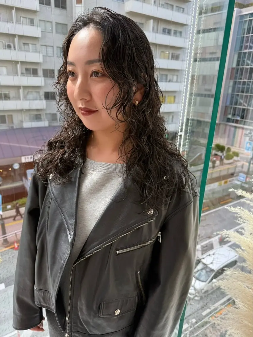ロング パーマ レイヤーカット スパイラルパーマ カット パーマ トリートメント スパイラルパーマ 🌐hina⭐️のヘアスタイル