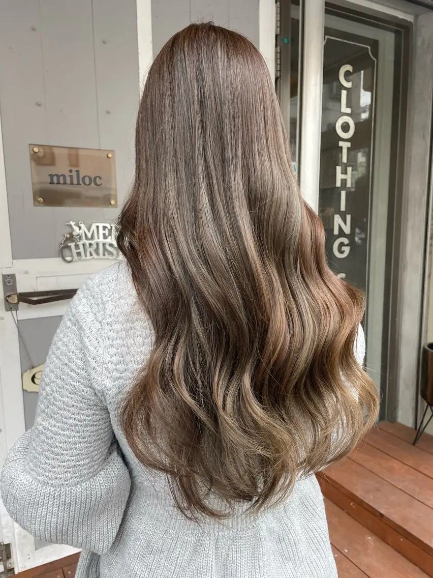 ロング ハイライト miloc かおりのヘアスタイル