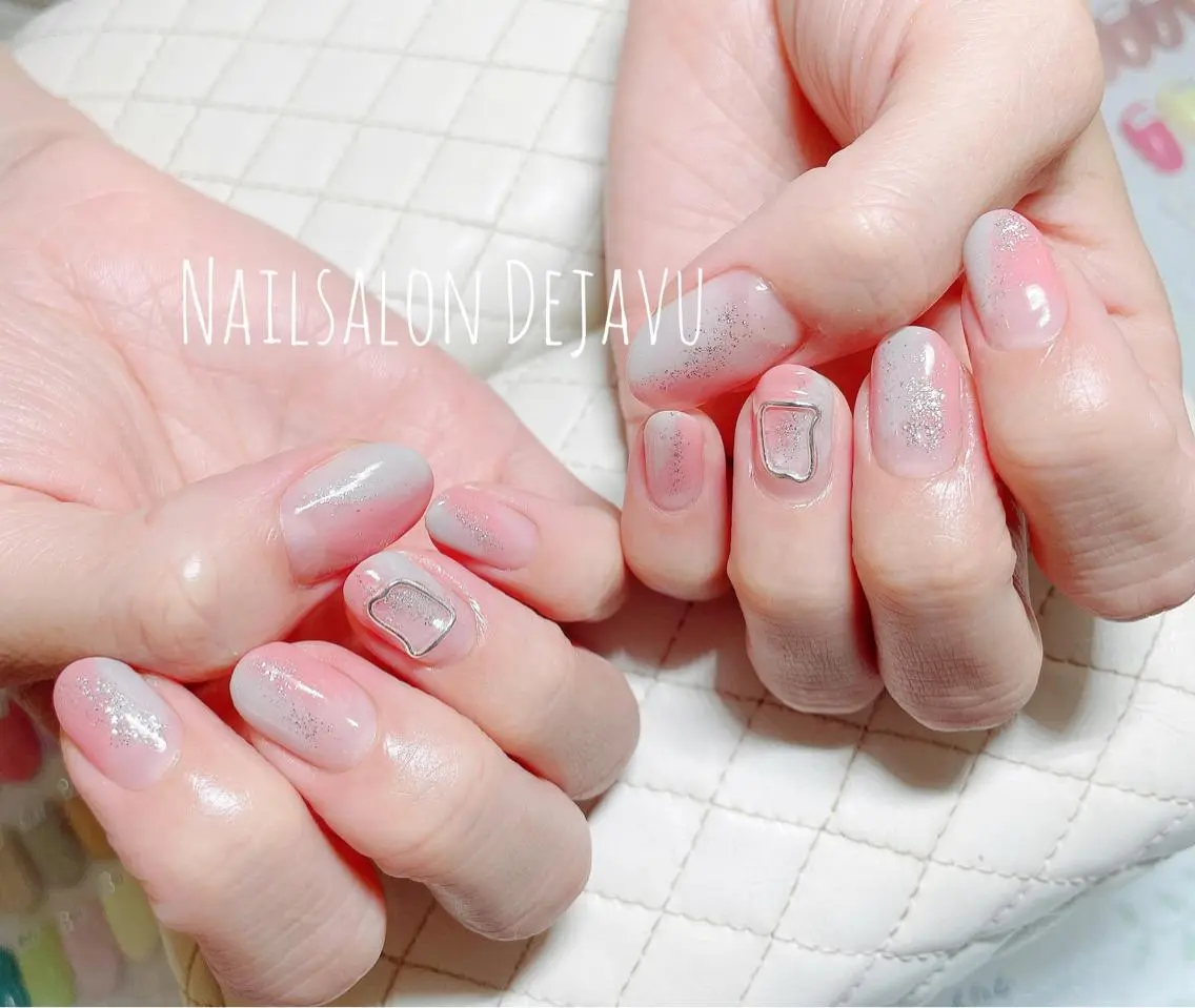 ネイル アートネイル ピンク シルバー 夏ネイル ハンドネイル Nail salon Dejavu 🌿のネイルデザイン