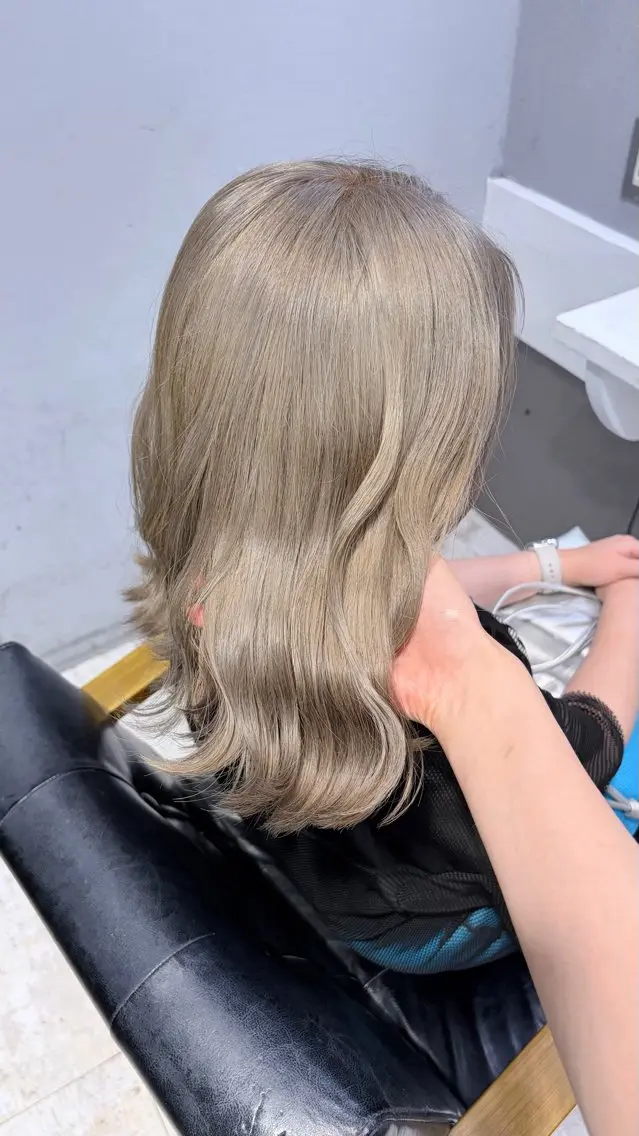 カラー ハイトーン GiseL AIRIのヘアスタイル