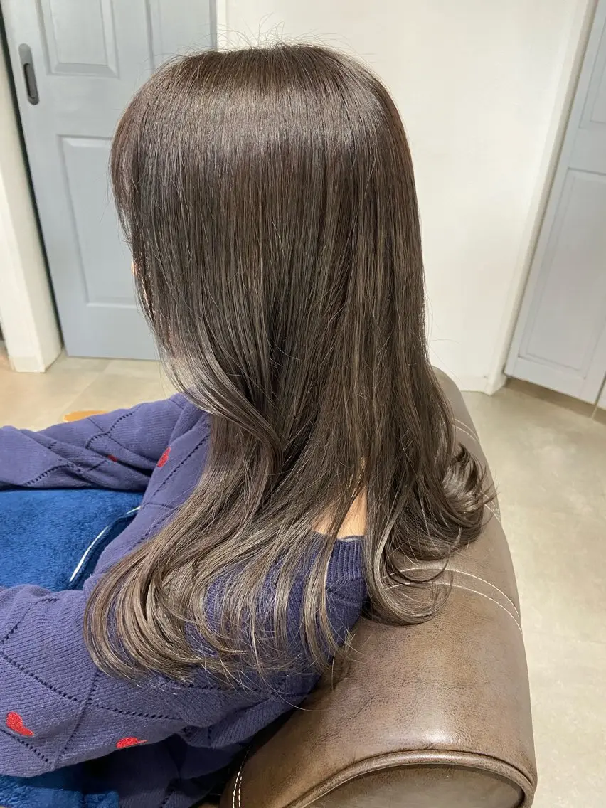ロング カラー ロングレイヤー 透明感カラー グレージュ レイヤーカット ロング カット ヘアカラー トリートメント 安岡美咲✂︎ 艶カラー/髪質改善のヘアスタイル
