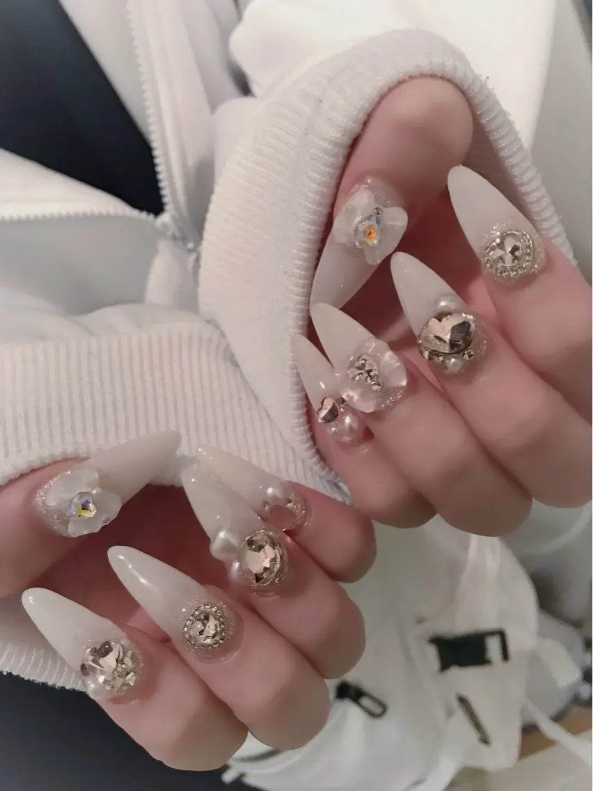 ネイル ロングネイル スカルプネイル ホワイト ハンドネイル ハンドケア 西日暮里駅徒歩1分/ NAIL106Gのネイルデザイン