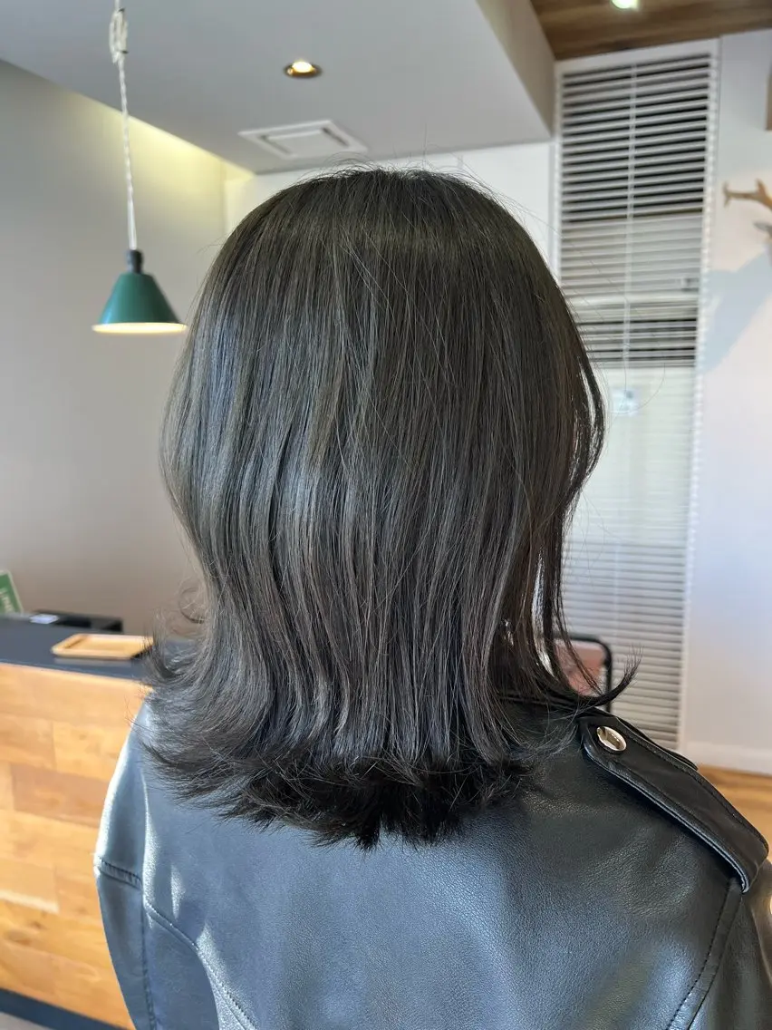 セミロング カラー グレージュ オリーブグレージュ オリーブグレー ヘアカラー トリートメント ツキダテ ユイのヘアスタイル