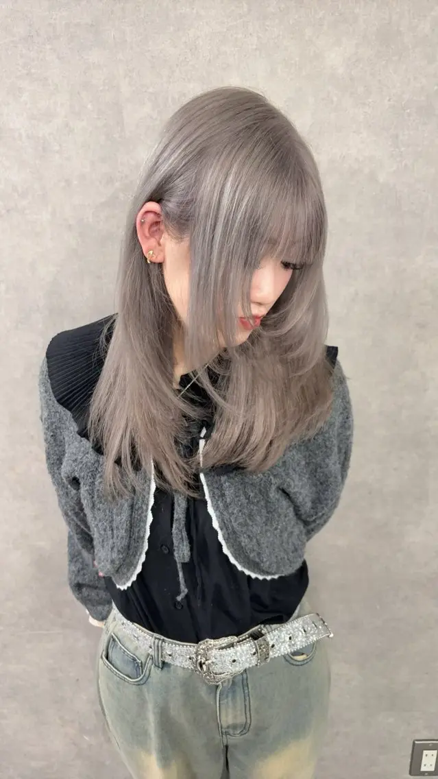 セミロング カラー がわ/ハイレイヤー /ハイトーンカラーのヘアスタイル