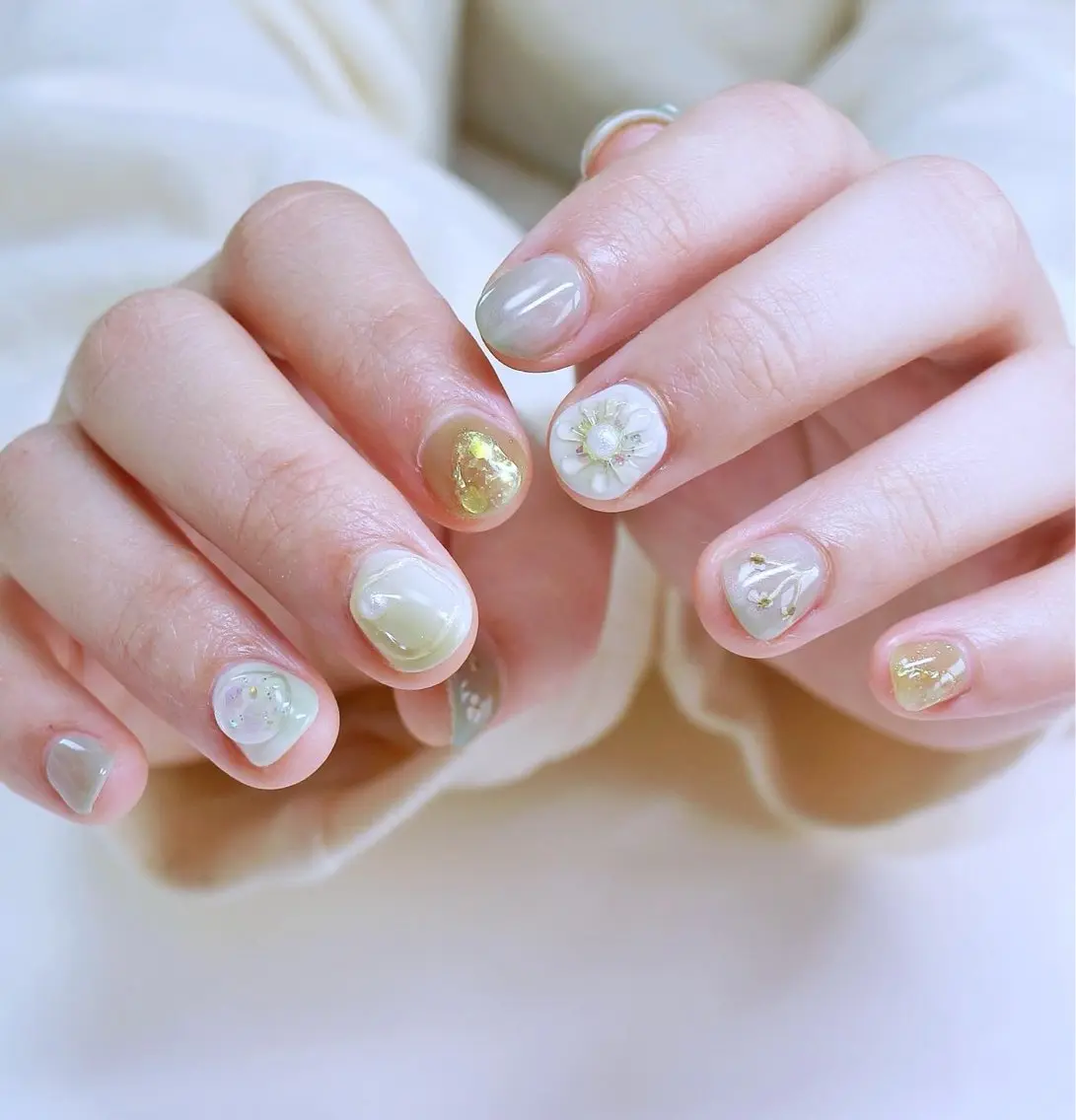ネイル フラワーネイル グリーン キラキラネイル ニュアンスネイル ぷっくりネイル ハンドネイル Baku Nailsのネイルデザイン