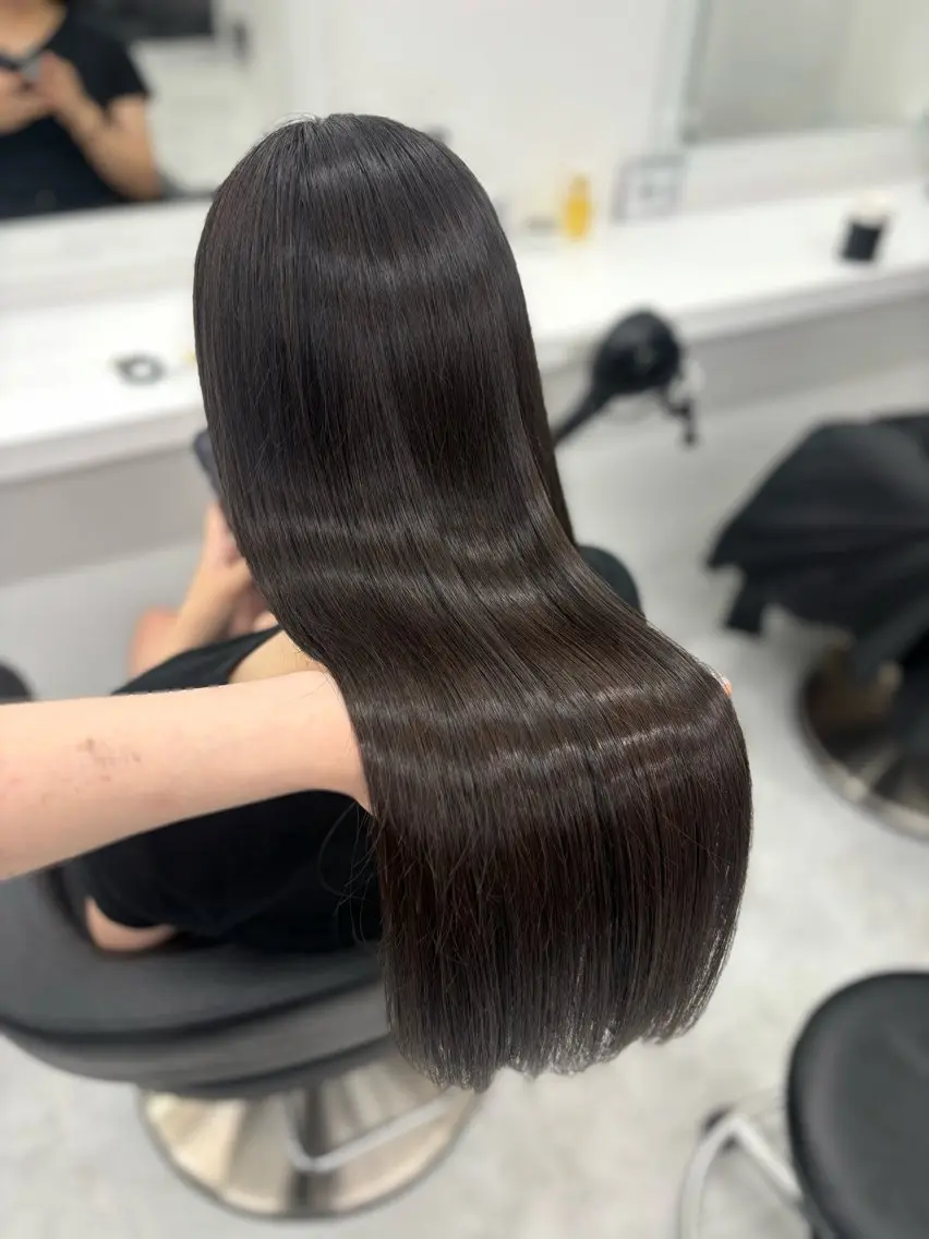 ロング パーマ 抜け感レイヤー︴ ニュアンスカラーのヘアスタイル