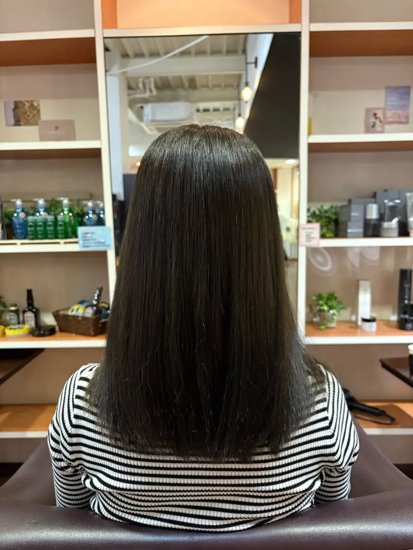 セミロング カラー オリーブカラー 小坂 侑奈のヘアスタイル