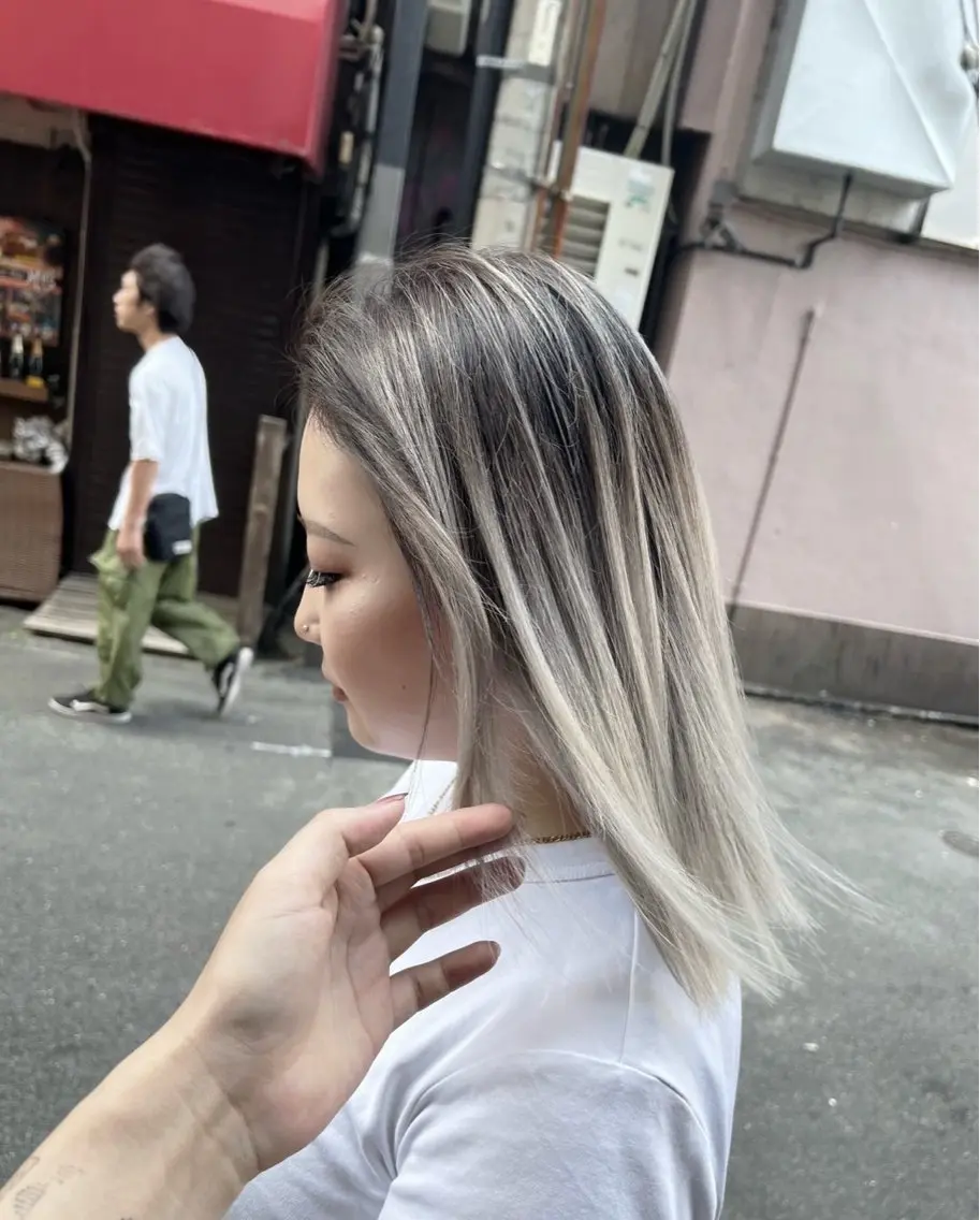 ショート カラー バレイヤージュ シルバー ホワイトシルバー レイヤーカット 指名数No.1 /NAOYAのヘアスタイル
