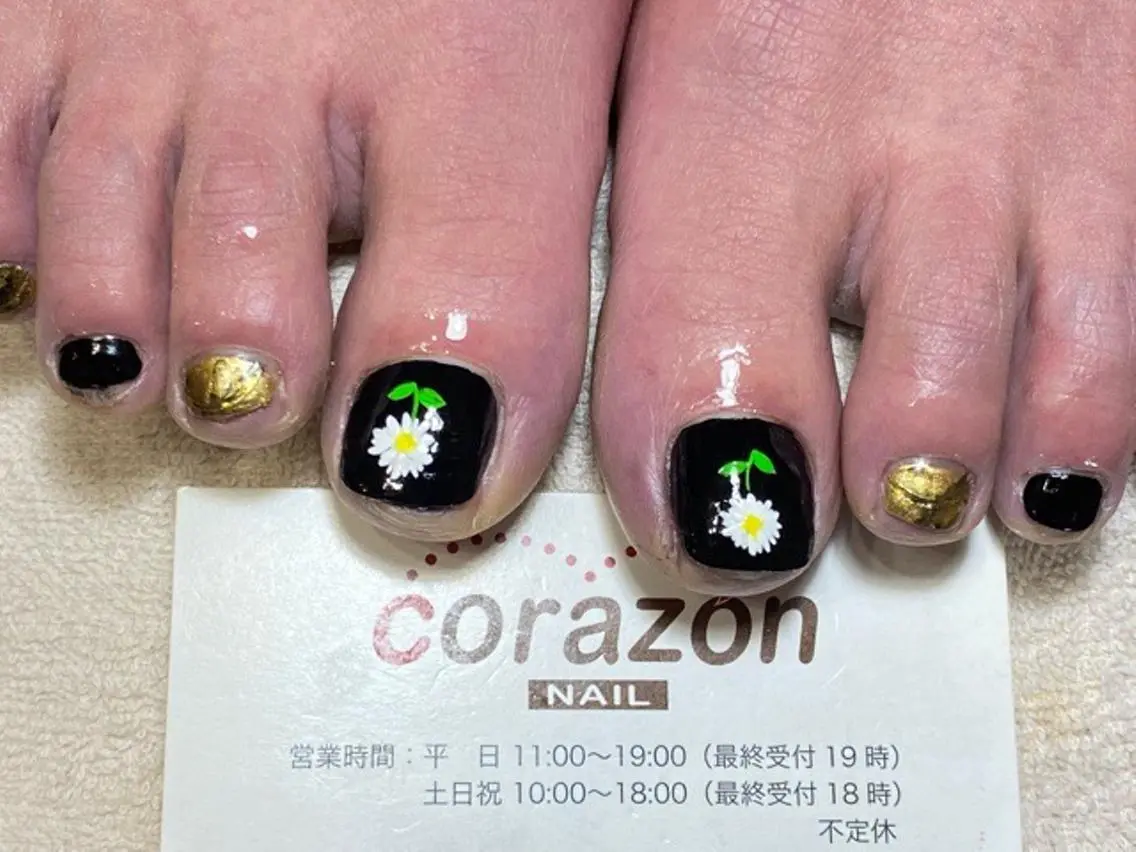 ネイル アートネイル フットネイル ゴールド ニュアンスネイル ハンドネイル フットネイル ハンドケア ネイリスト aicoのネイルデザイン