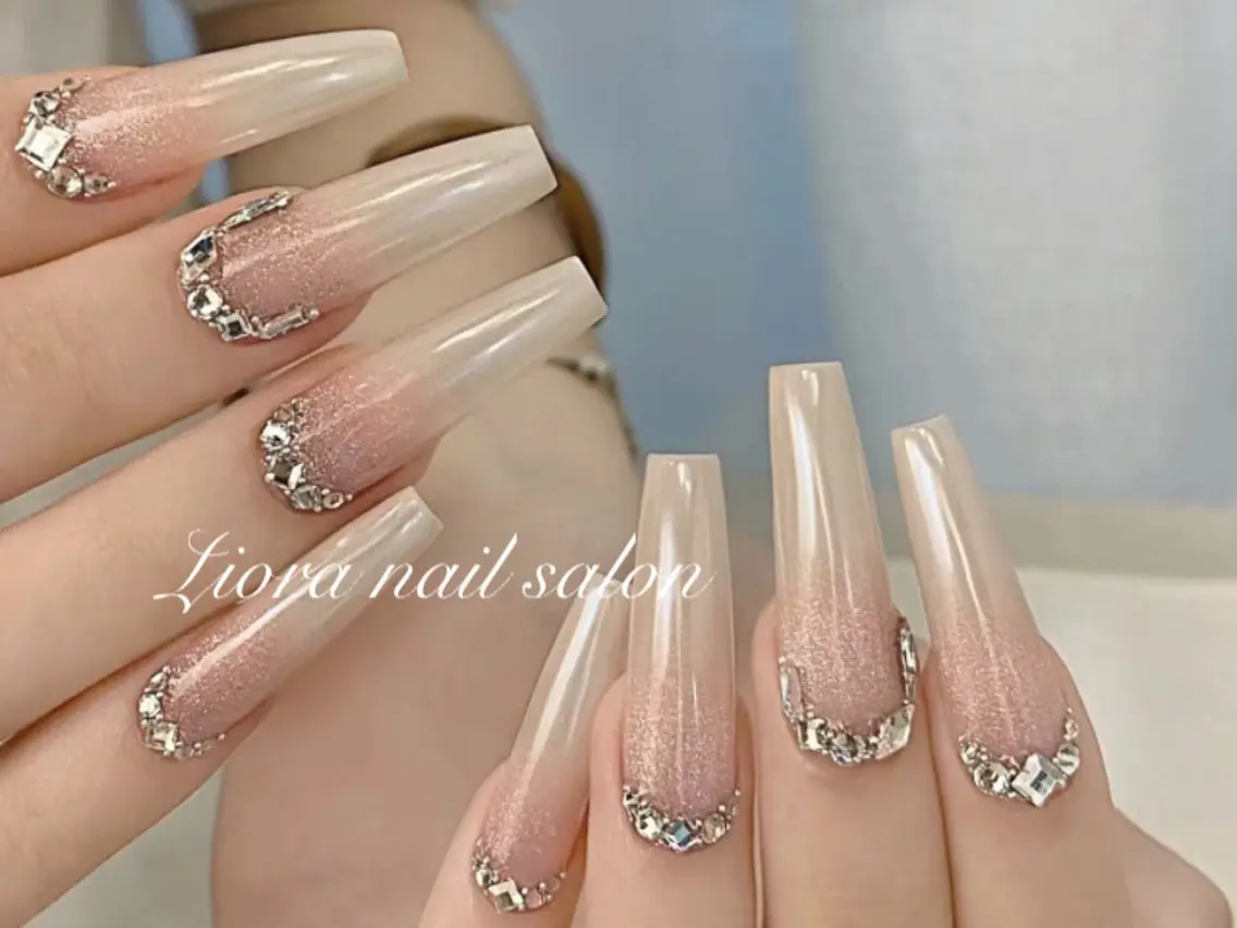 ネイル フレンチネイル ジェルネイル ガーリー グラデーション キラキラネイル ハンドネイル Liora nailのネイルデザイン
