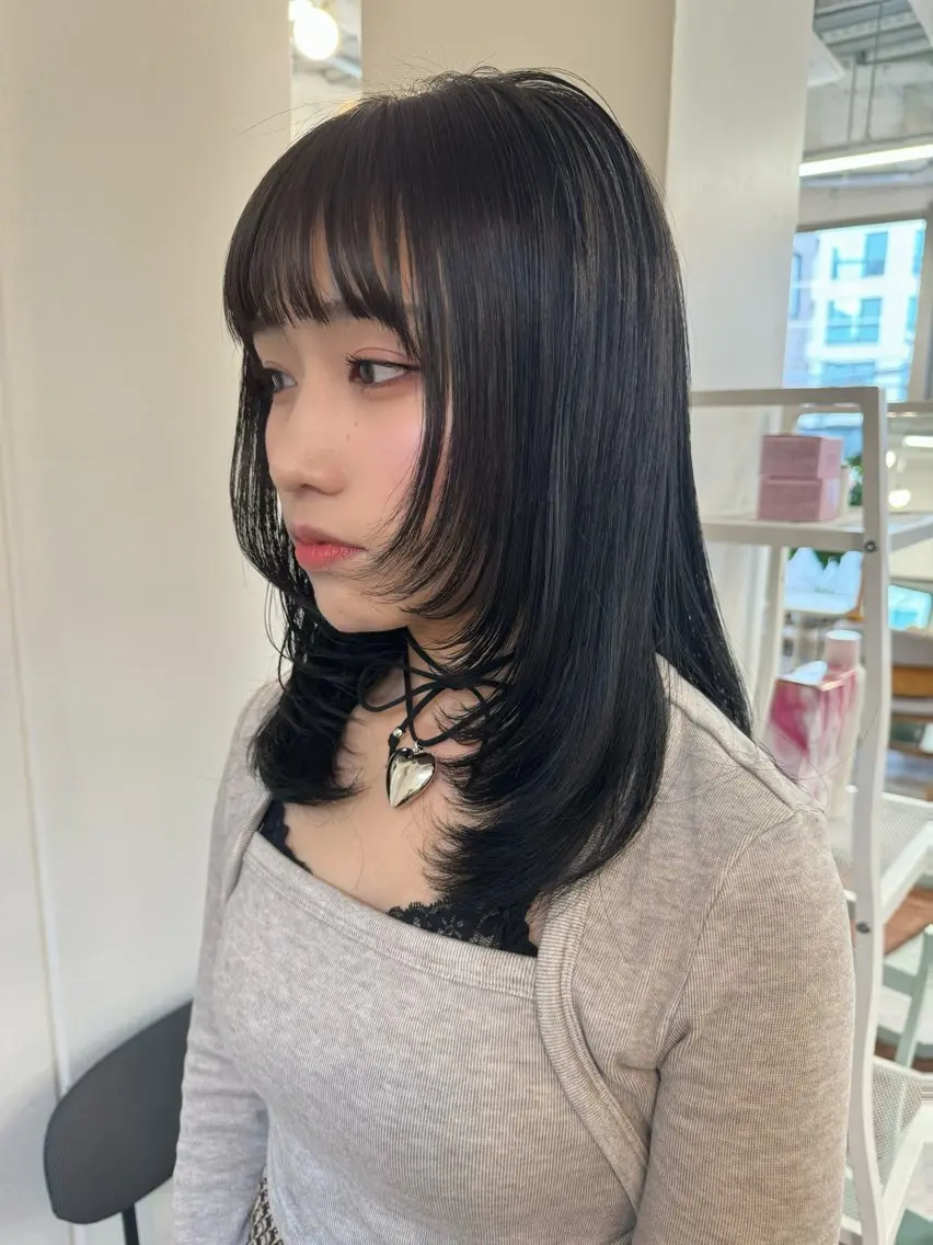 セミロング レイヤーカット ヘアカラー 顔まわりレイヤー 透明感カラー🩵🩵のヘアスタイル
