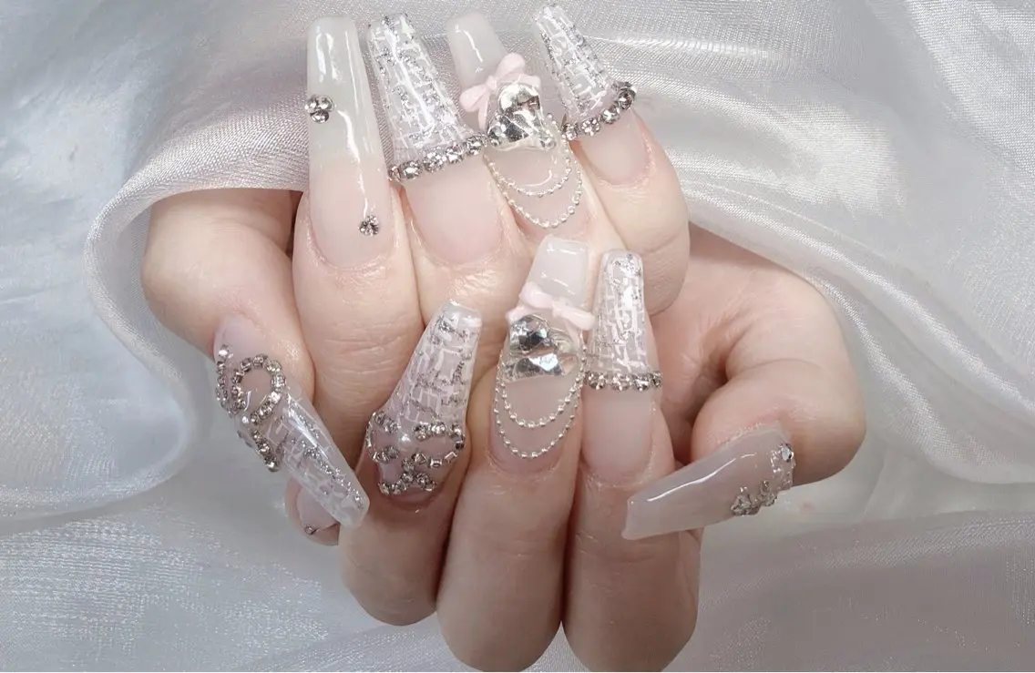 ネイル アートネイル オーロラネイル ガーリー キラキラネイル 韓国ネイル ハンドネイル Mio NailsalonUのネイルデザイン