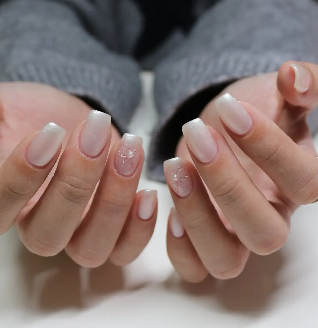 ネイル キラキラネイル リボン シンプルネイル ホワイト ハンドネイル Baku Nailsのネイルデザイン
