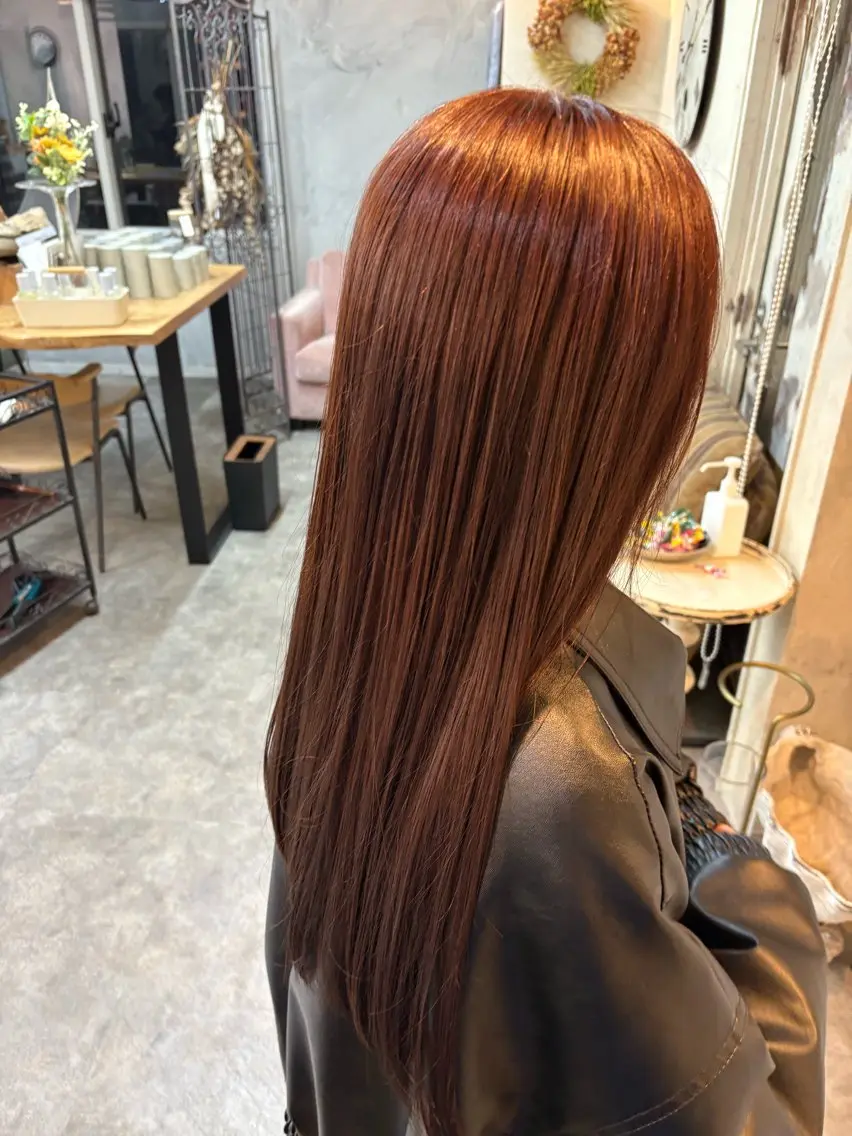 ロング ピンクブラウン カット ヘアカラー シモイケ ルアのヘアスタイル