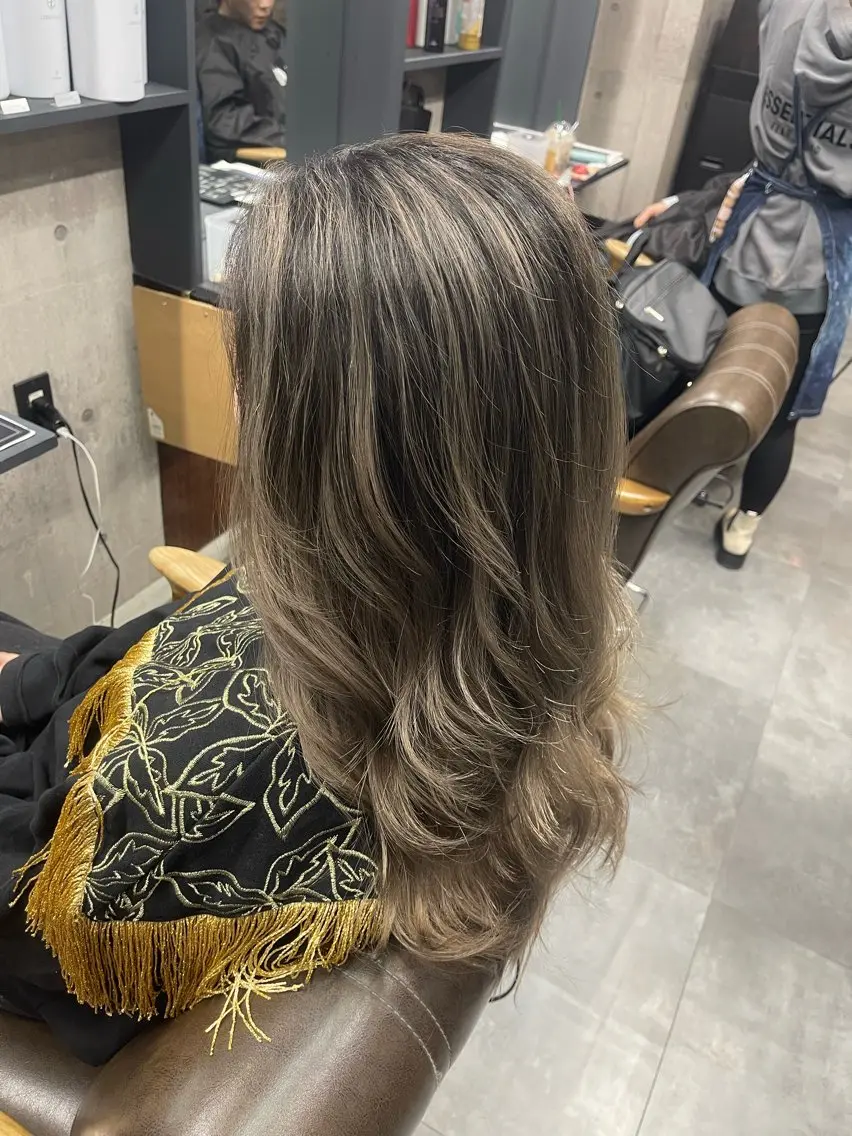 セミロング レイヤーカット ブリーチ縮毛矯正 LAFFYuiのヘアスタイル