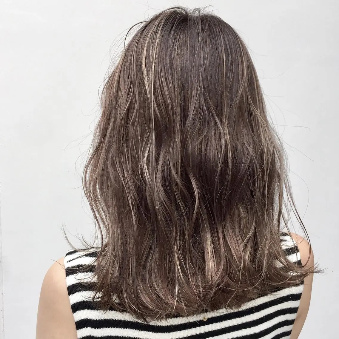 セミロング カラー ヘアアレンジ グレージュ ハイライトカラー ハイライト 福壽 優奈のヘアスタイル