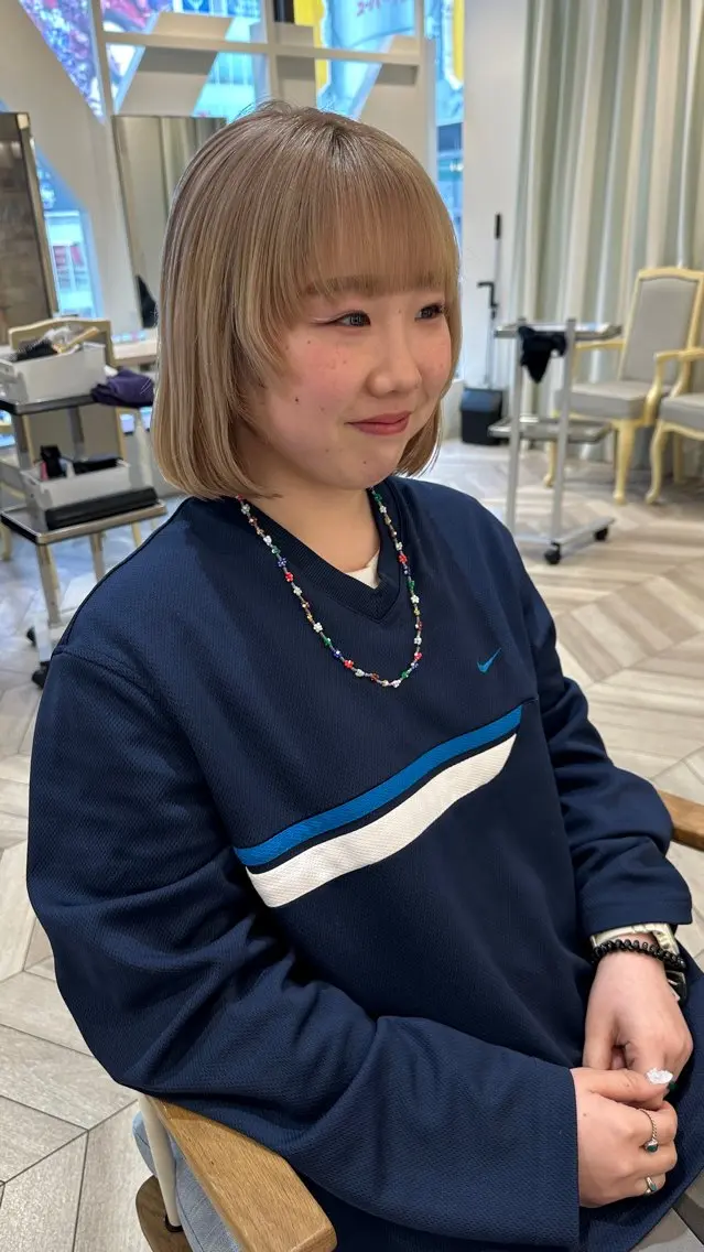ミディアム カラー ブリーチ ブロンド カット ヘアカラー 小顔レイヤー/ ベージュ🤍Rieのヘアスタイル