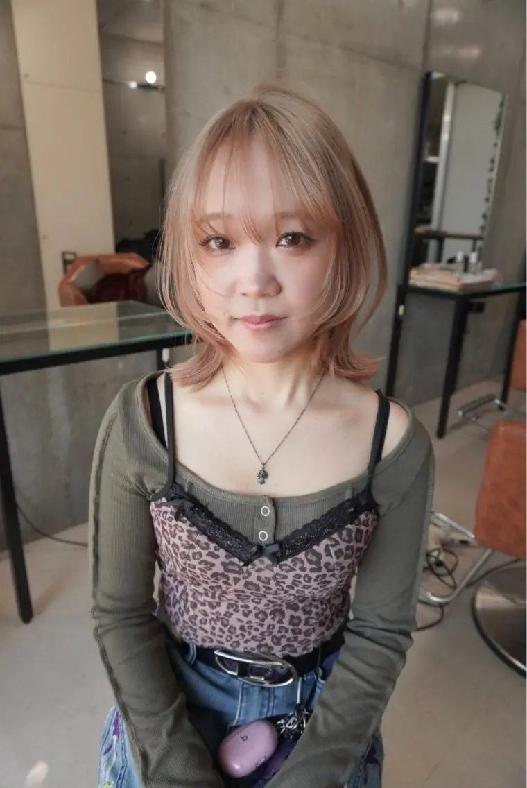 ミディアム カラー ベージュカラー ブリーチ ブロンド ダブルカラー ハイトーンカラー ウルフカット ハッシュカット/七海のヘアスタイル