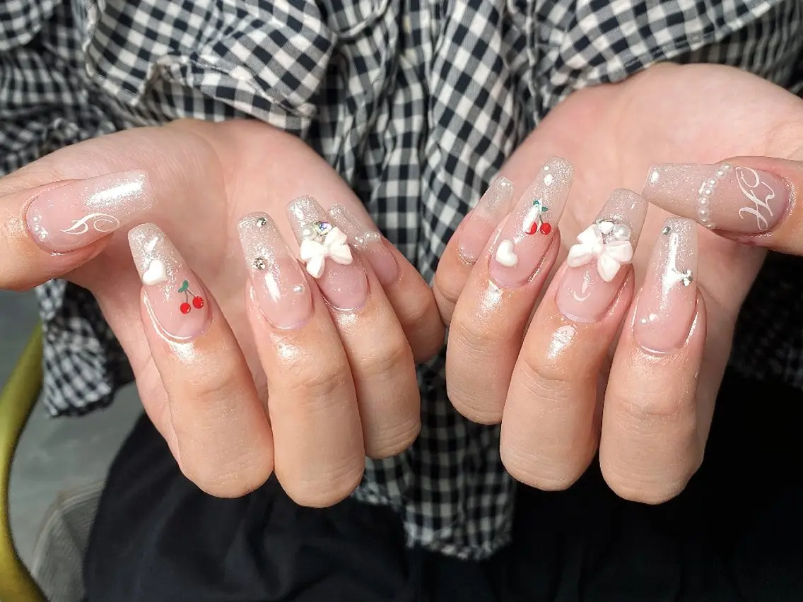 ネイル チークネイル フレンチネイル ジェルネイル ガーリー キラキラネイル ハンドネイル UM Nail Salonのネイルデザイン