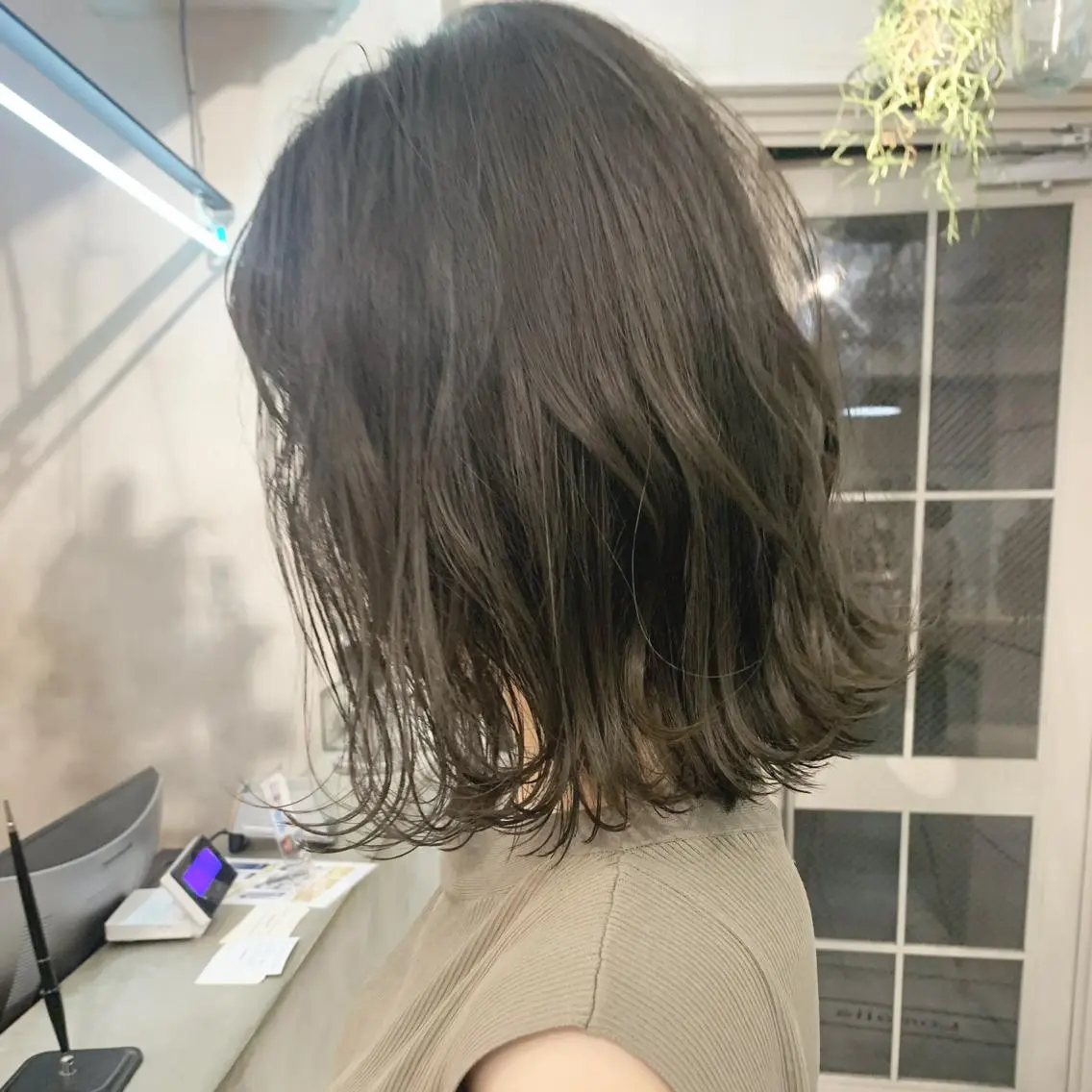 ミディアム カラー ネイル ハイトーンボブ 前田 表参道　グレージュのヘアスタイル