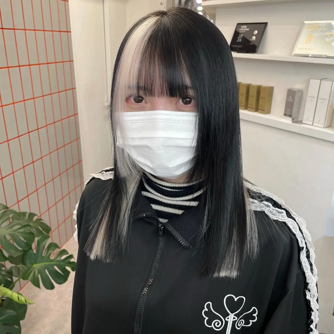 セミロング カラー ブリーチ デザインカラー ハイトーンカラー インナーカラー ヘアカラー グレージュ/ベージュ 🎀momo🎀のヘアスタイル