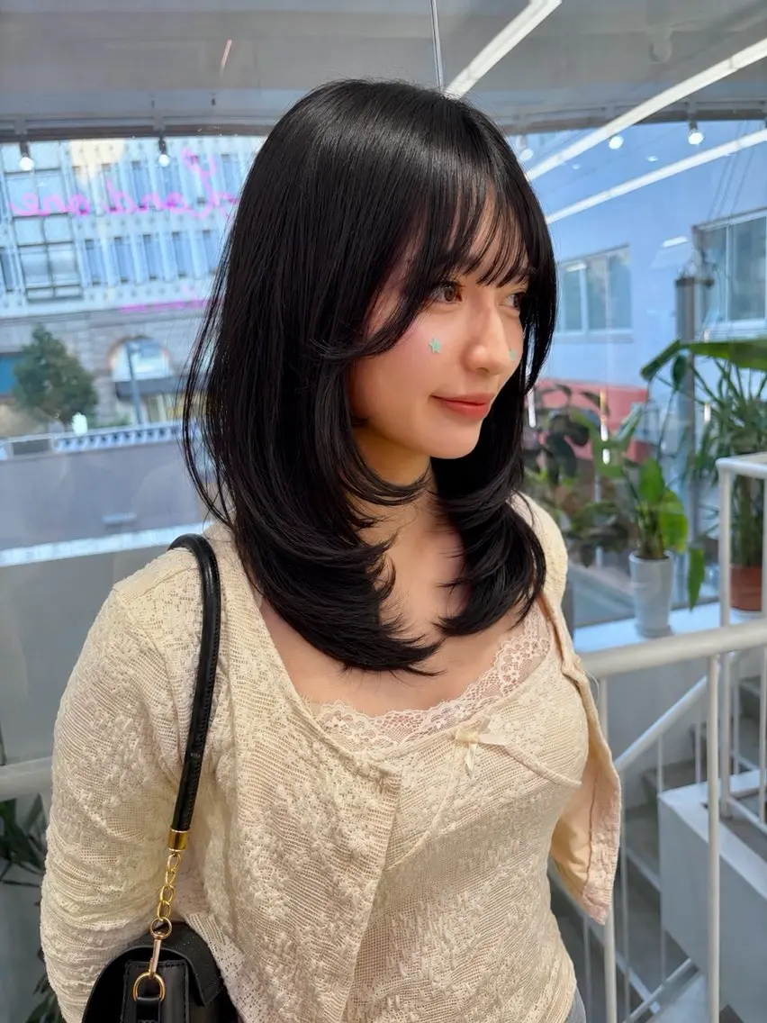 ミディアム レイヤーカット 低ダメージカラー Yoshidaのヘアスタイル