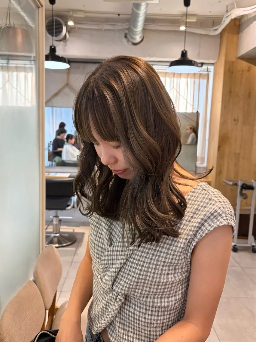 セミロング カラー ミルクティー× グレージュMOMOのヘアスタイル