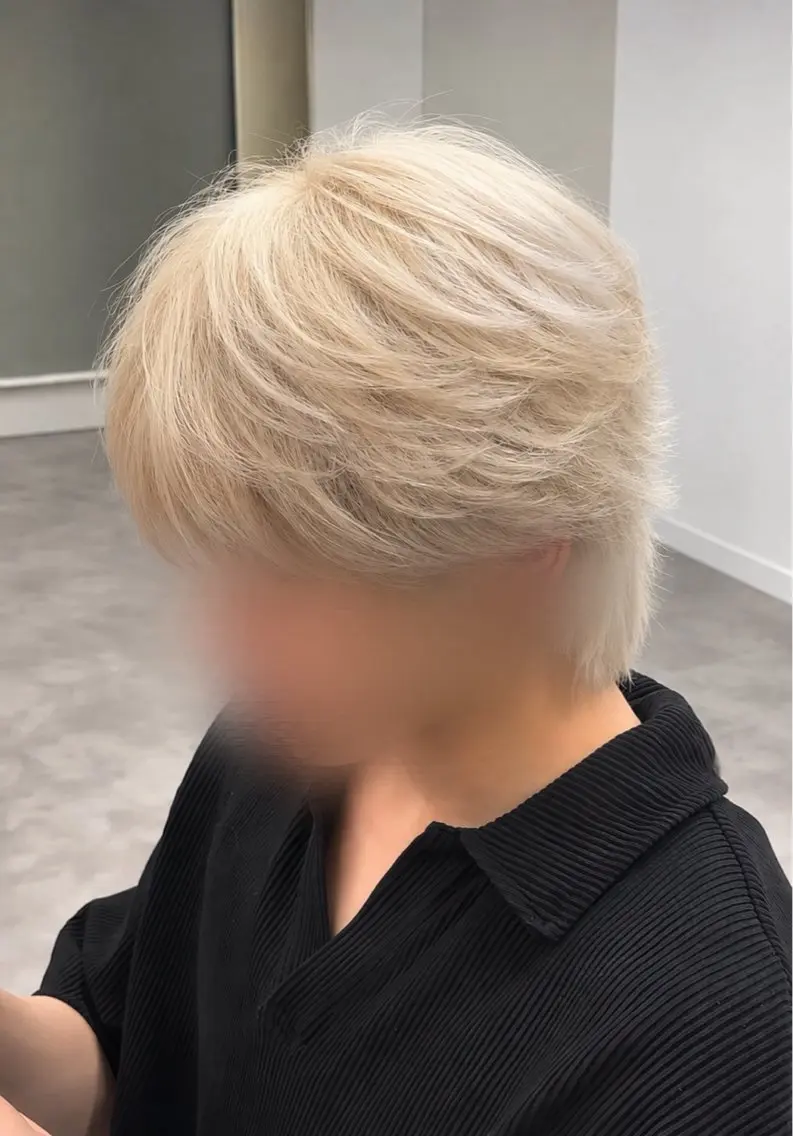 ショート カラー ブロンド ホワイトブロンド ヘアカラー 京谷 日向のヘアスタイル