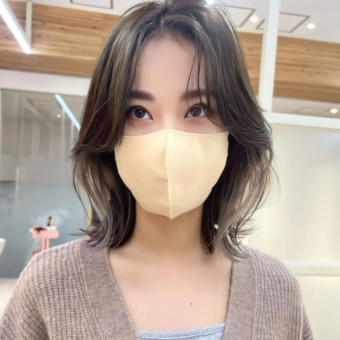 ミディアム カラー 切りっぱなしボブ ベージュカラー ブリーチ グレージュ ハイトーンカラー ヘアカラー トリートメント レイヤー専門家 ダブルカラー修のヘアスタイル