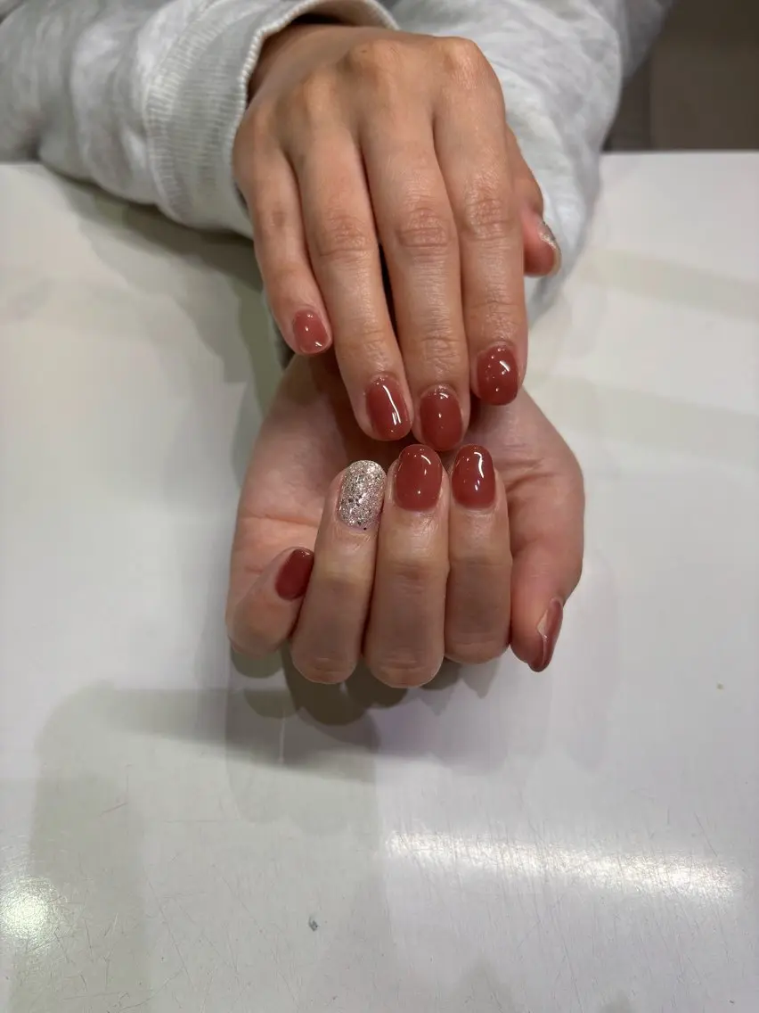 ハンドネイル(ワンカラー左右1本ラメ)の写真