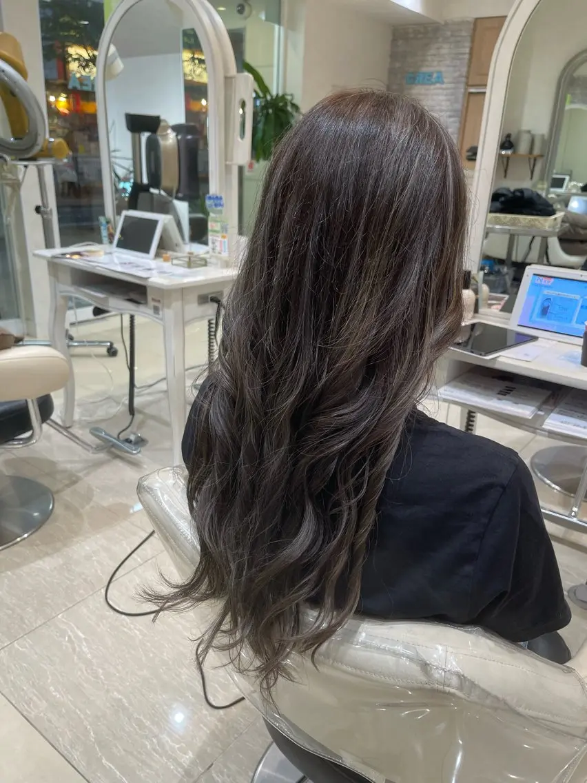 ロング カラー Alen🐶🐾/海 外風/グレージュ🩶のヘアスタイル