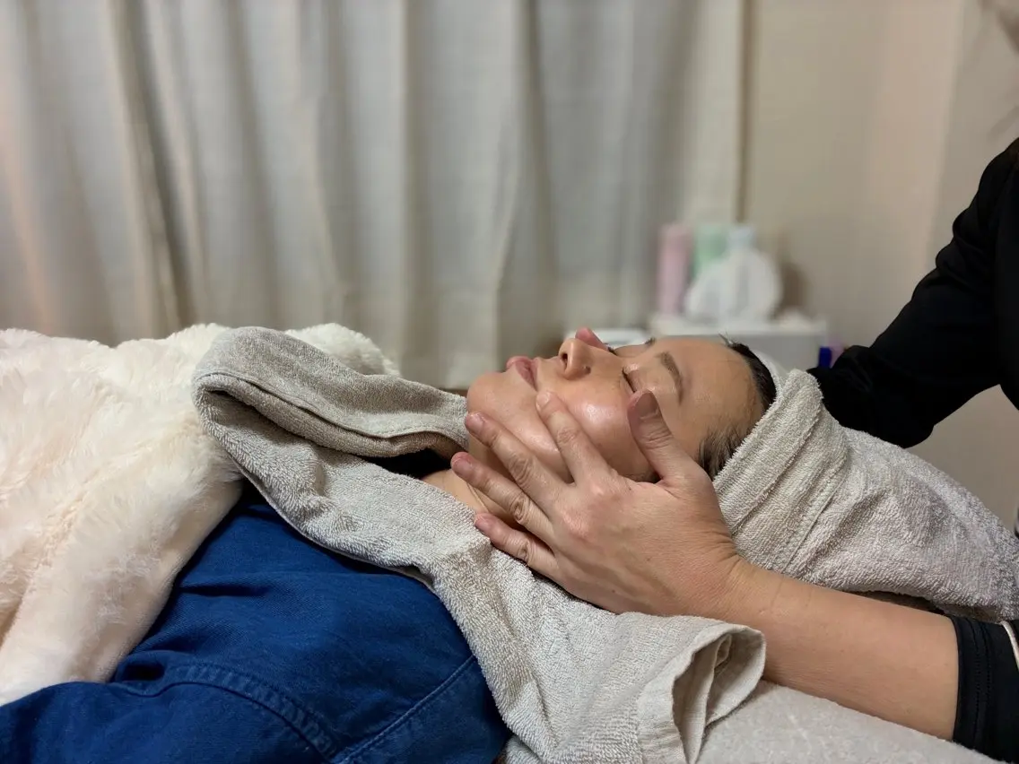 エラスチンオイル・水素水オイルを使っての顔こりほぐし🖐️痛みは全く無い絶妙な圧でお顔の詰まりを流して行きます😊の写真