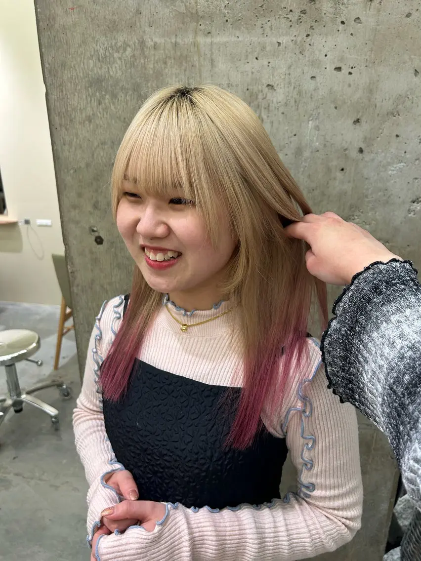 セミロング カラー ブリーチ ブロンド ピンクカラー 寺澤 花梨のヘアスタイル