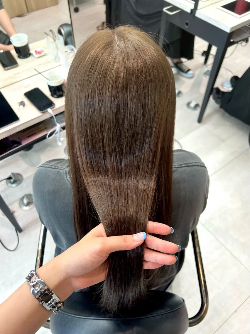 ロング カラー グレージュ ヘアカラー 小森聖奈 韓国風レイヤーカットのヘアスタイル
