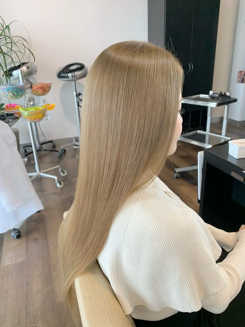 ロング カラー ベージュカラー ブリーチ 透明感カラー ミルクティーベージュ ヘアカラー トリートメント 【艶カラー】 STYLE 和泉俊希のヘアスタイル