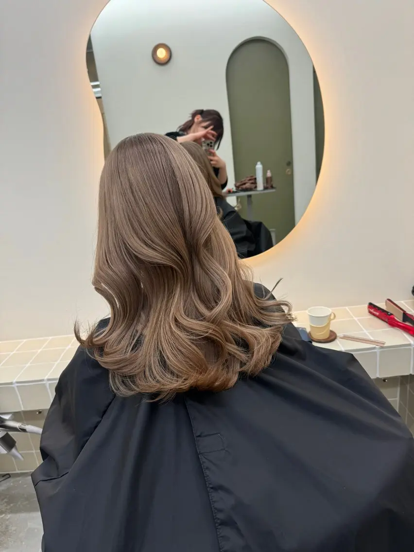 セミロング カラー ベージュカラー ブリーチ ヘーゼル 新宿 似合わせカラー HINAのヘアスタイル
