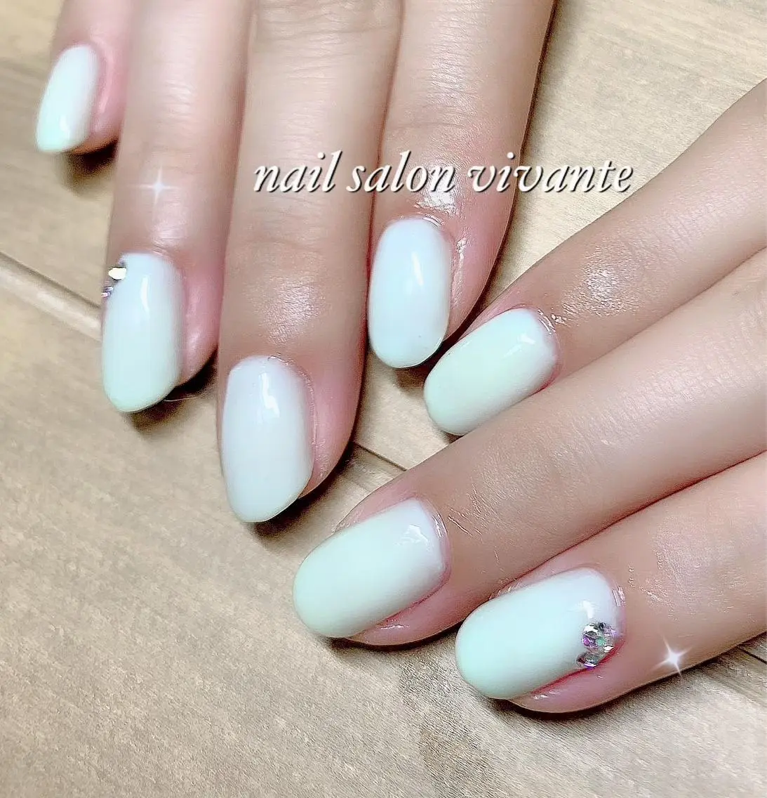 ネイル オーロラネイル グリーン ワンカラーネイル ストーンネイル nail salon vivanteのネイルデザイン