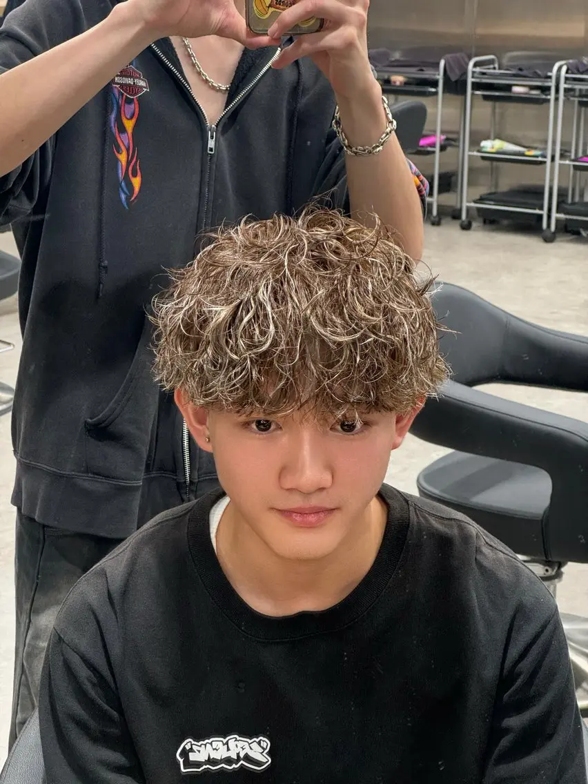 ショート カラー パーマ ヘアアレンジ メンズ メンズブリーチ センターパート メンズハイライト メンズハイトーン マッシュ スパイキー/フェザー /波巻き/かいとのヘアスタイル