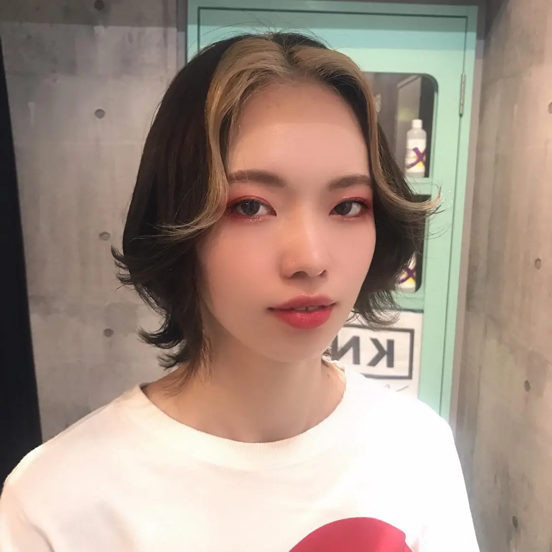 ミディアム カラー ミストバング フェイスフレーミング ウルフカット ヘアカラー ホワイト&レイヤーカ ットエクステ長畠俊輔のヘアスタイル