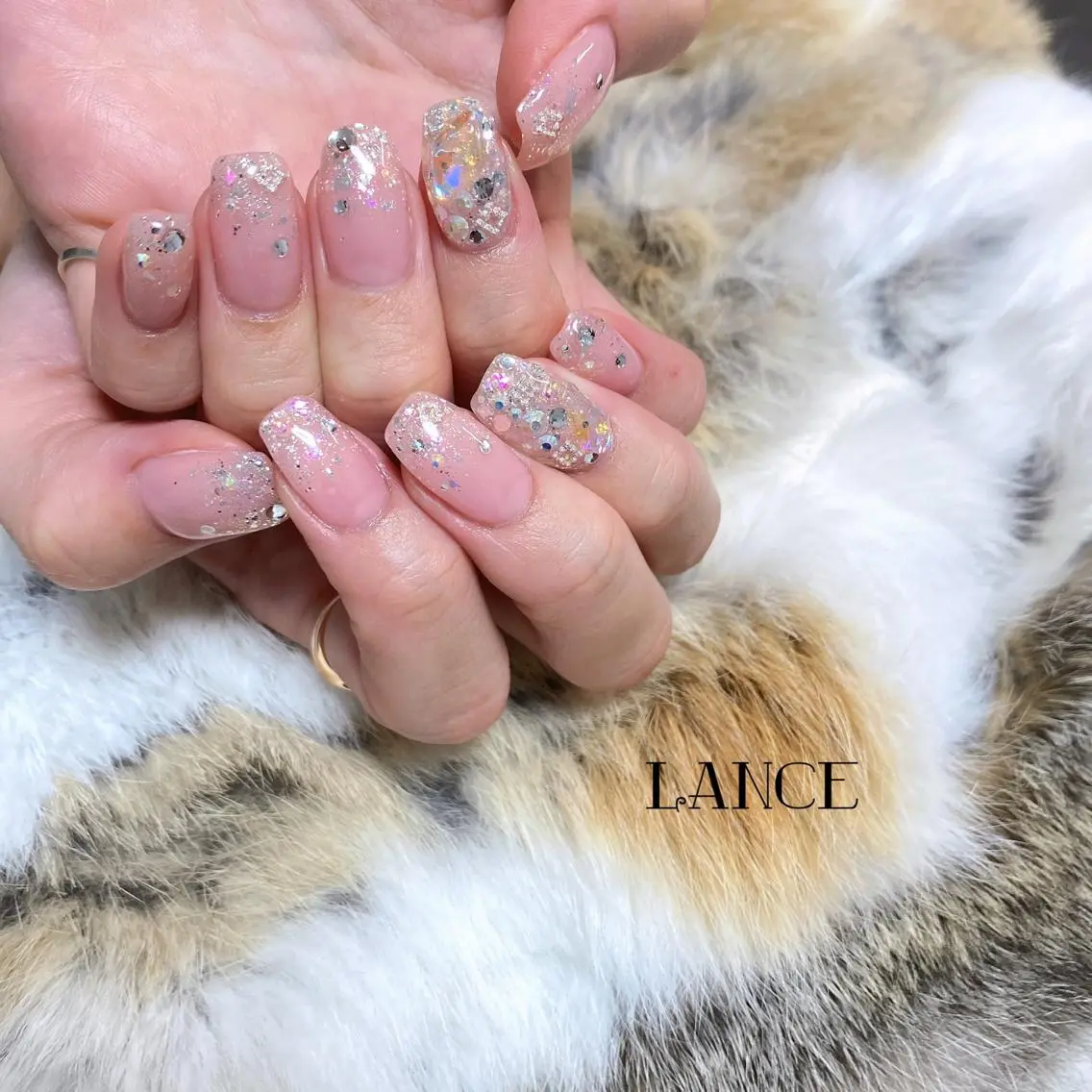 ミディアム ネイル オーロラネイル フレンチネイル ワンホンネイル 冬ネイル ハンドネイル Lance nailのネイルデザイン
