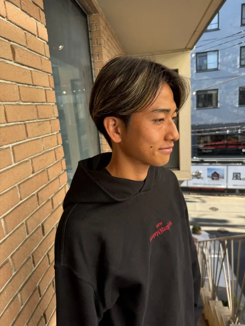 ミディアム カラー メンズ センターパート メンズハイライト 透明感カラー ハイライトカラー ハイライト カット ヘアカラー サロンドミルク 原宿のヘアスタイル