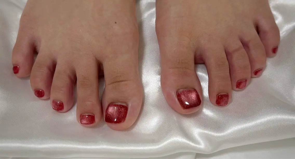 ネイル キラキラネイル マグネットネイル 赤色 フットネイル Amule nailのネイルデザイン