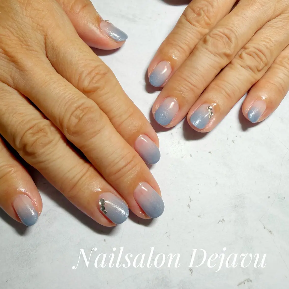 ネイル グラデーション ストーンネイル ハンドネイル Nail salon Dejavu 🌿のネイルデザイン