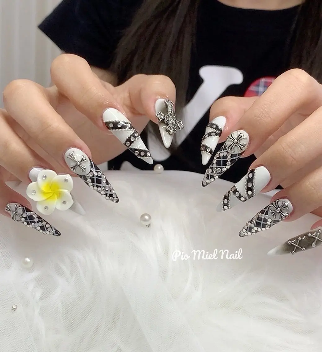 セミロング 韓国風ヘア ハンドネイル HANA 長さだしのネイルデザイン