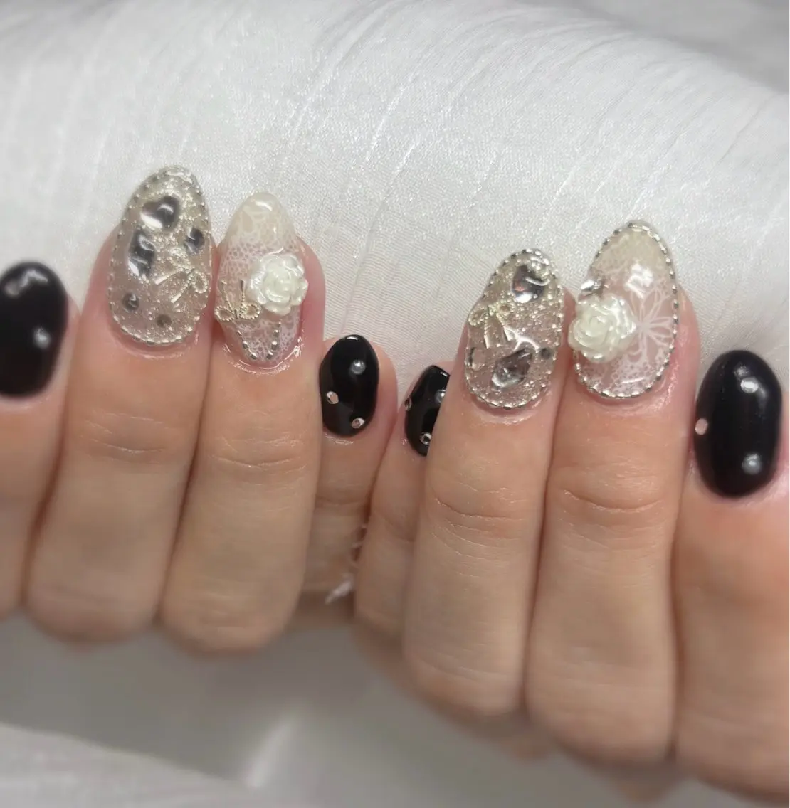 ネイル ガーリー キラキラネイル レース ハンドネイル kaho  🧸🎀 RiLionのネイルデザイン