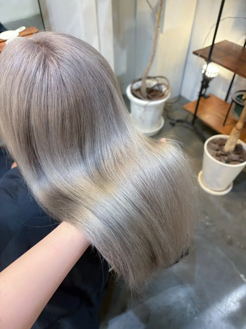 ロング カラー ハイトーンカラー シルバー 𝐍𝐚𝐧𝐚{ LEB/神戸三宮元町のヘアスタイル