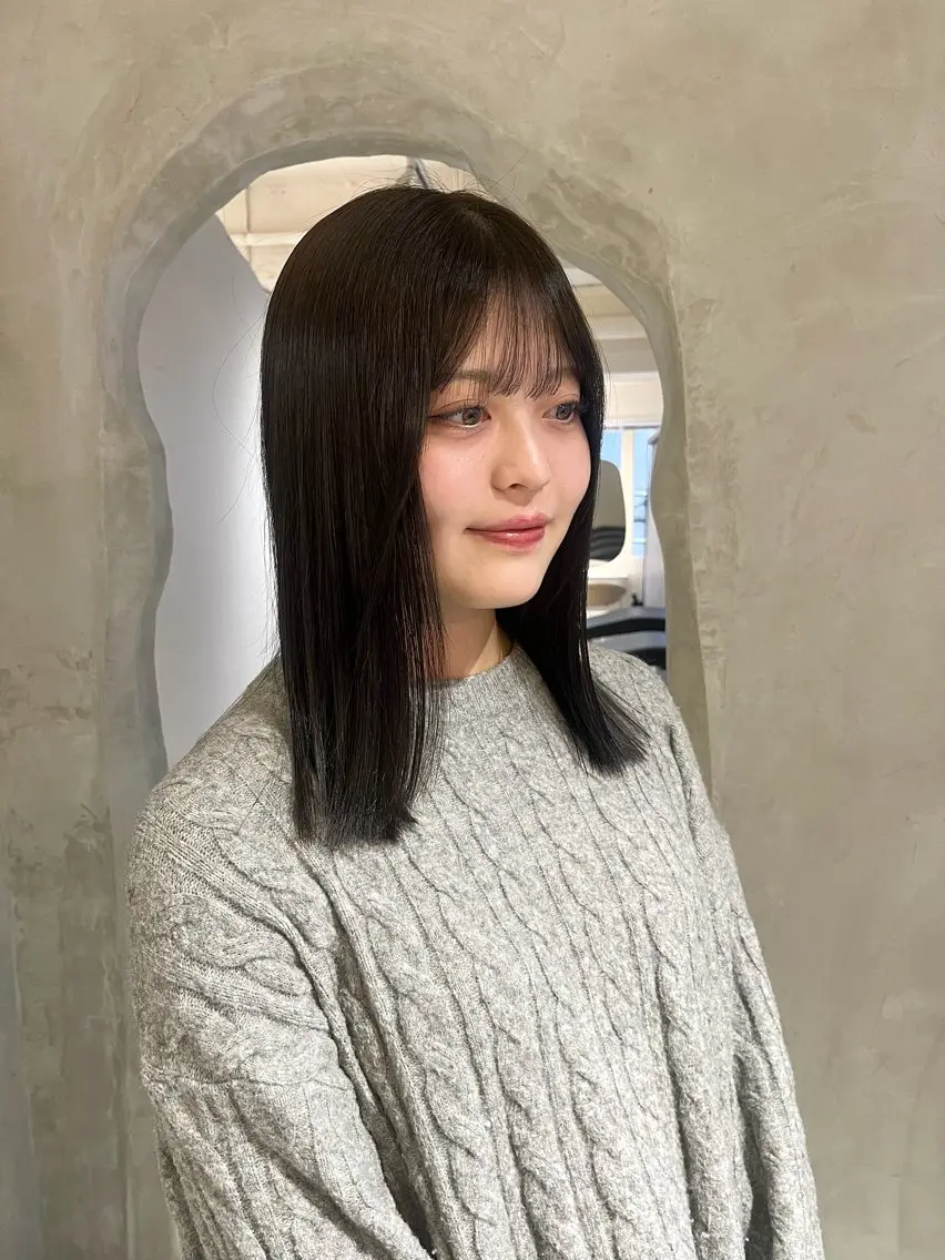 ミディアム カラー ベージュカラー ブリーチ ブリーチなしカラー オリーブベージュ カット ヘアカラー トリートメント 切りっぱなしボブ/ 艶カラー/綾莉のヘアスタイル