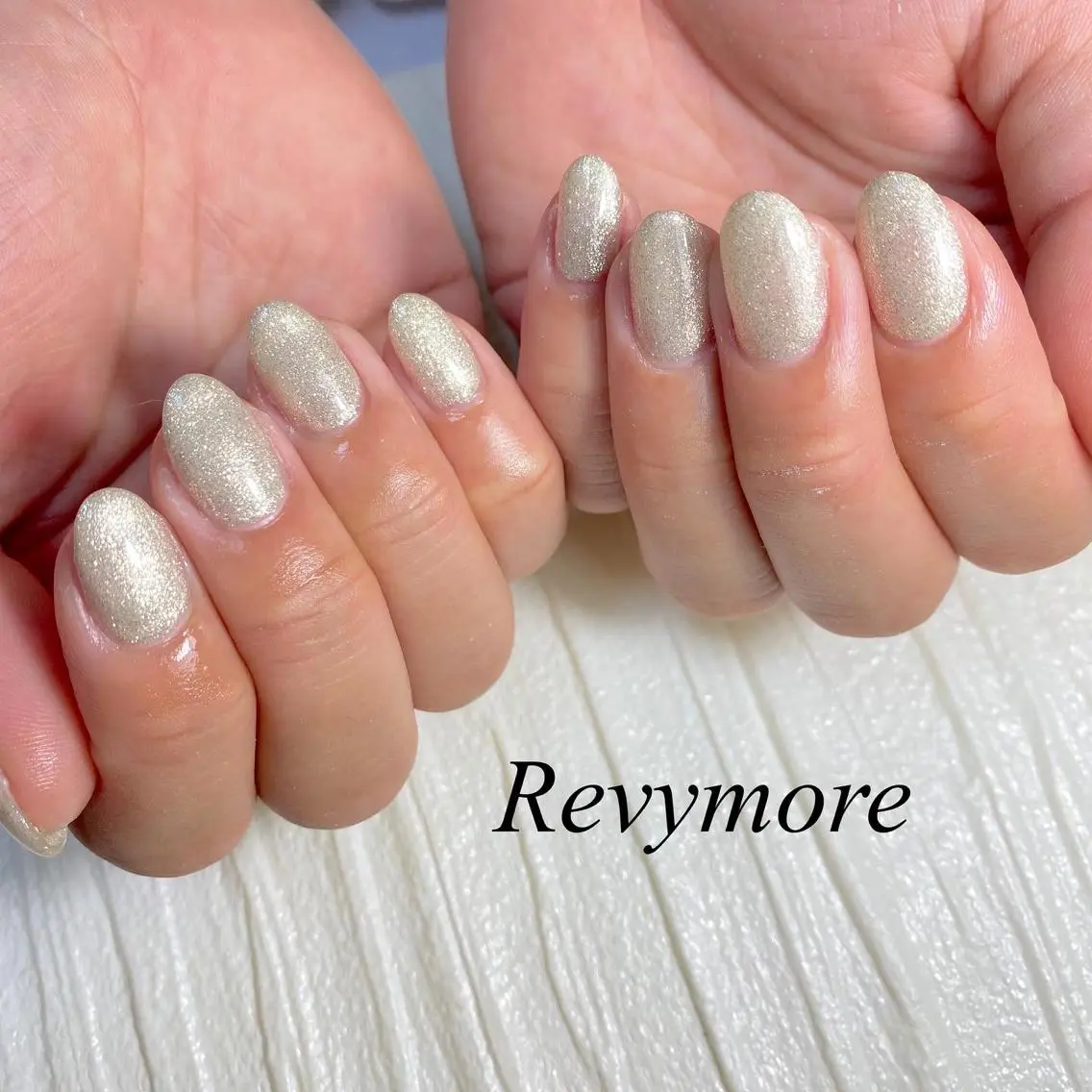 ミディアム ネイル 韓国風ヘア ジェルネイル ゴールド キラキラネイル 韓国ネイル nail salon Revymoreのネイルデザイン